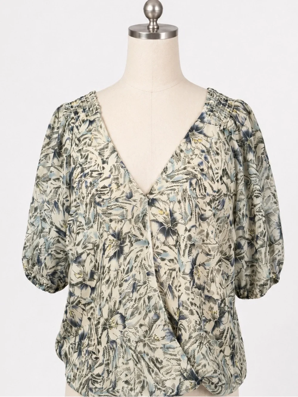 ASTR Women's Short Sleeves Wrap Blouse with Bodysuit Snaps in‎ Ivory Floral  M